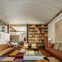 Arches House / Arkitito Arquitetura - Εσωτερική φωτογραφία, σαλόνι, ξύλο, καναπέ, τραπέζι, φωτισμός, καρέκλα, ράφια